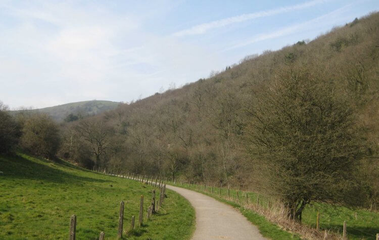 Path along the river Manifold