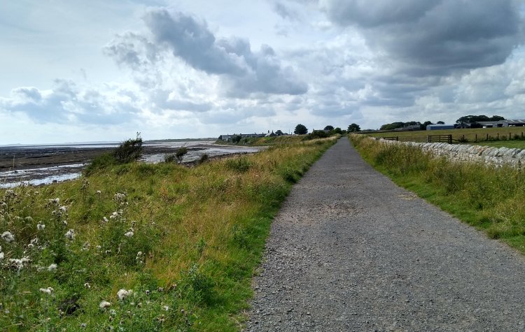 Boulmer - Path to Boulmer village Path to Boulmer village